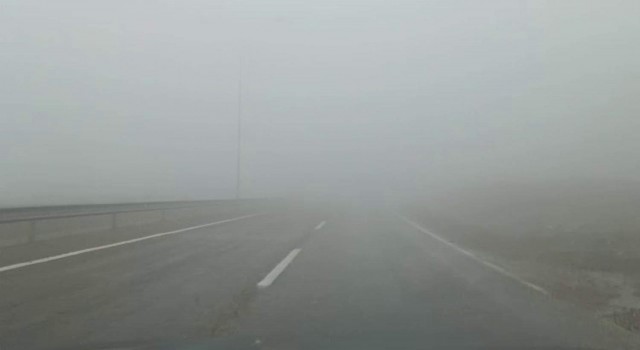 Siirtte etkili olan sis görüş mesafesini düşürdü, sürücüler ilerlemekte zorlandı
