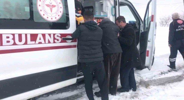 Siirtte kar yolları kapattı, 70 yaşındaki hasta için ekipler seferber oldu