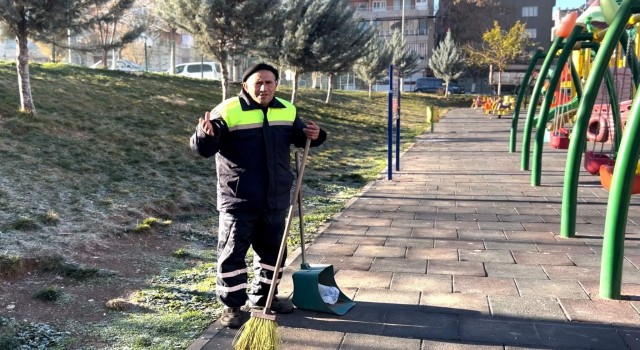 Siirtte temizlik işçisi, cadde ve sokakları şarkı söyleyerek temizliyor