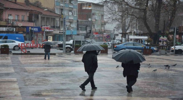 Sındırgıda yoğun yağmur ve yüksek kesimlerde kar etkili oldu