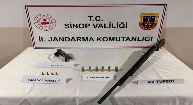 Sinopta durdurulan araçta 2 ruhsatsız silah ele geçirildi