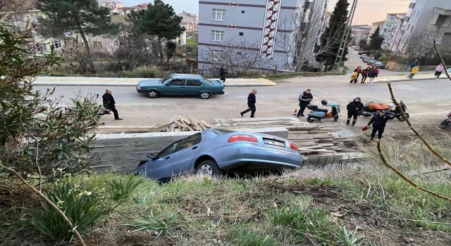 Sinopta otomobil boşluğa düştü: 2 yaralı