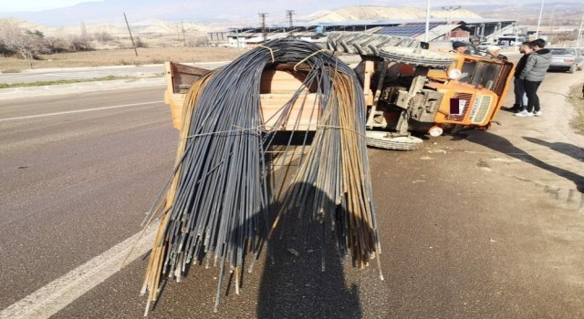 Sinopta traktör devrildi: 2 yaralı