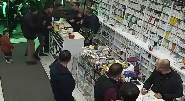 Sıra beklemem dedi, eczaneyi dağıttı