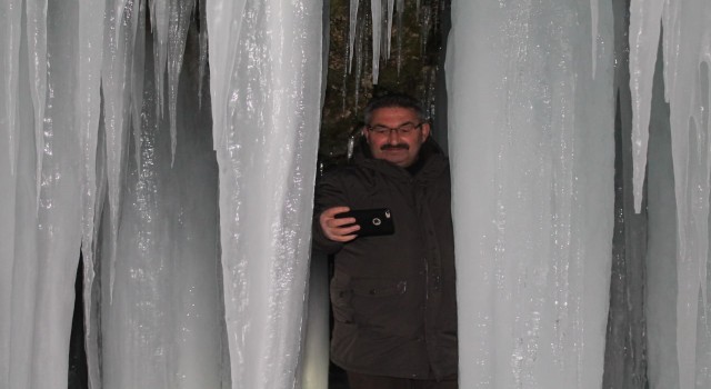 Sırakayalar Şelalesi buz tutmuş haliyle kartpostallık görüntü oluşturdu