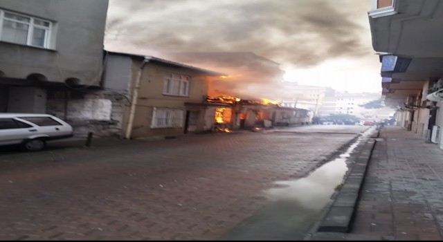 Şişlide iki gecekondu alev alev yandı