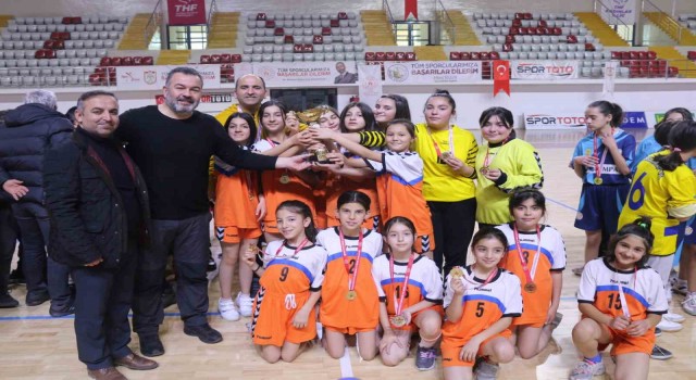 Sivasta düzenlenen okullar arası hentbolda kupalar sahiplerini buldu
