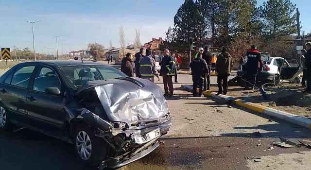 Sivasta iki otomobil çarpıştı: 4 yaralı