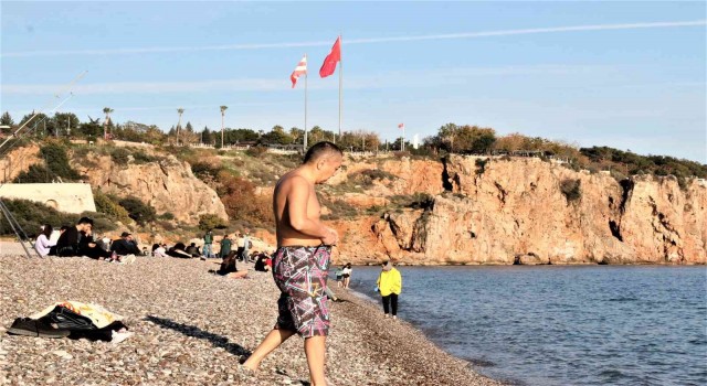 Soğuk hava öncesi Antalyada 18 derecede deniz keyfi