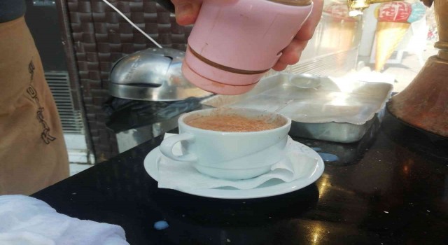 Soğuk havalarda sıcacık salep içleri ısıtıyor