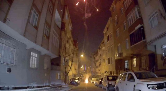 Sokak ortasında havai fişek patlattılar