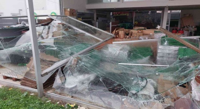 Sökede fırtına işyerinin camlarını yerle bir etti