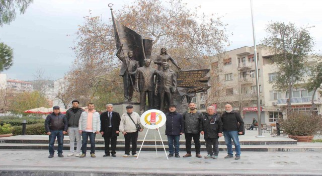 Sökede gazeteciler çelenk sundu