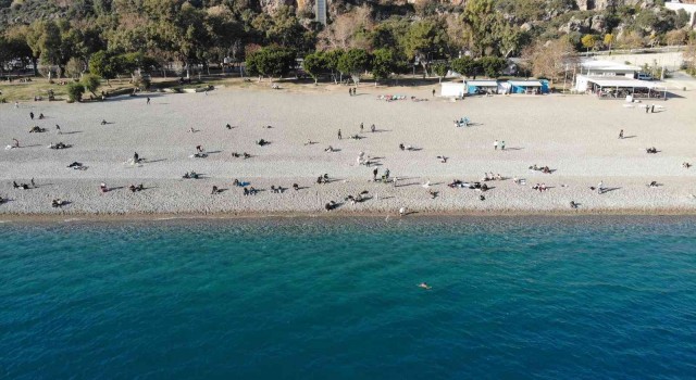 Son yılların en sıcak Ocak ayında vatandaşlar Konyaaltı sahiline akın etti
