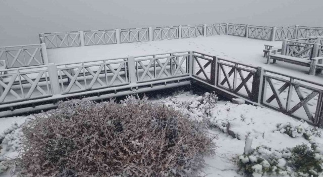 Spil Dağı Milli Parkına yılın ilk karı düştü