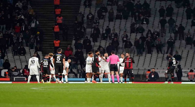 Spor Toto Süper Lig: Fatih Karagümrük: 0 - Beşiktaş: 1 (İlk yarı)