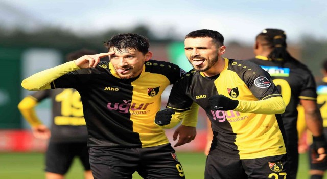 Spor Toto Süper Lig: Ümraniyespor: 0 - İstanbulspor: 2 (İlk yarı)