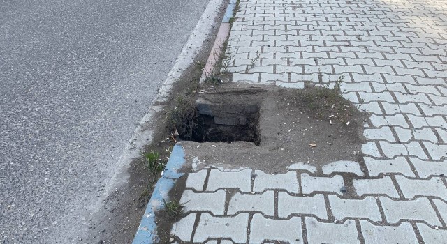 Su kanalının demir kapağı hırsızlığı cep telefonuyla kaydedildi