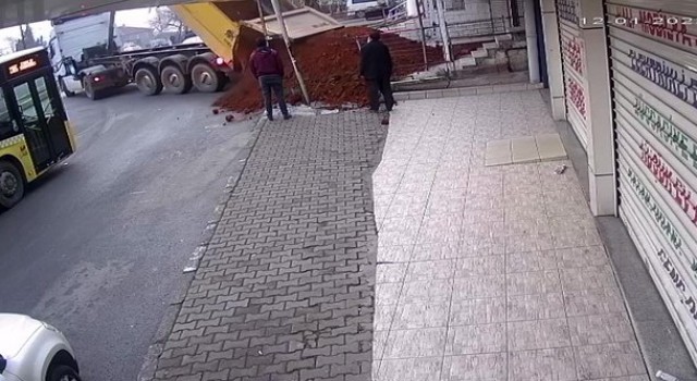 Sultanbeylide kiracısından fazlan kira isteyen dükkan sahibi, dükkanın önüne kamyonla kum döktürdü