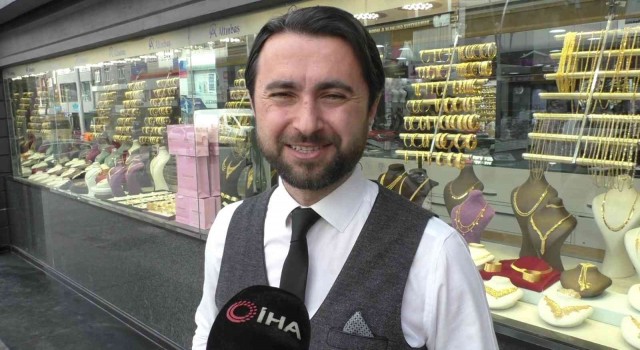 Sultangazide atmaca, yakaladığı serçe ile kuyumcuya daldı: O anlar kamerada