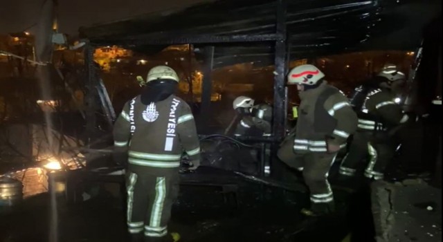 Sultangazide gecekondu yangını: 4 kişi dumandan etkilendi