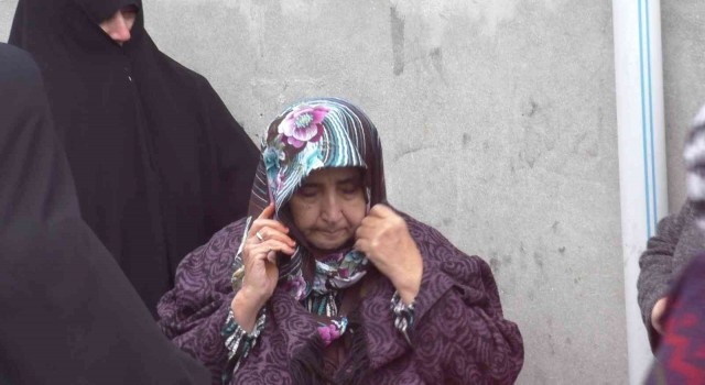 Sultangazide korkutan yangın: Yaşlı kadın dumandan etkilendi