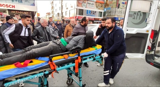 Sultangazide otomobille çarpışan motosikletli kurye yaralandı