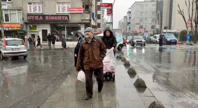 Sultangazide sulu kar yağışı etkili oluyor