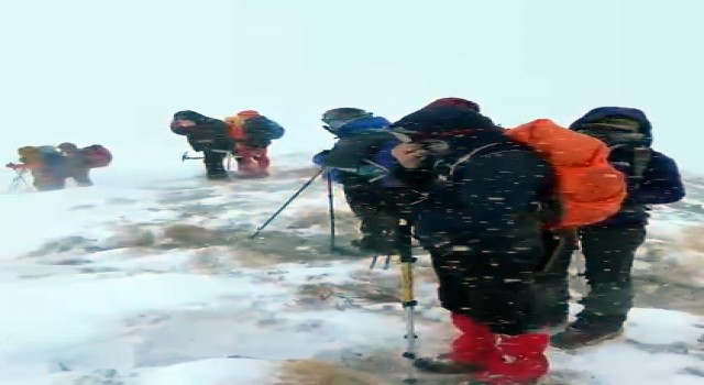 Süphan Dağına tırmanan dağcılar tipiye yakalandı