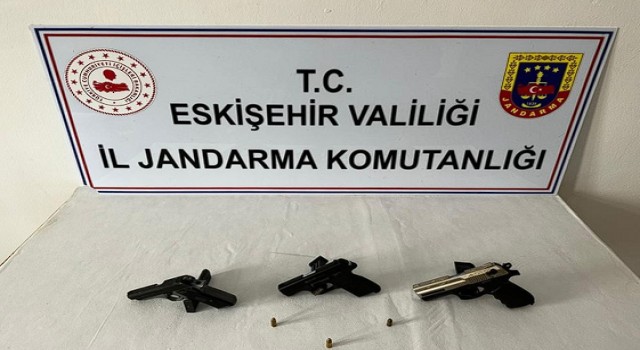 Şüphelenilen şahsın evinden 3 adet tabancı çıktı
