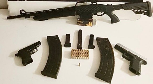 Şüpheli araçtan 3 adet silah ve fişek ele geçirildi