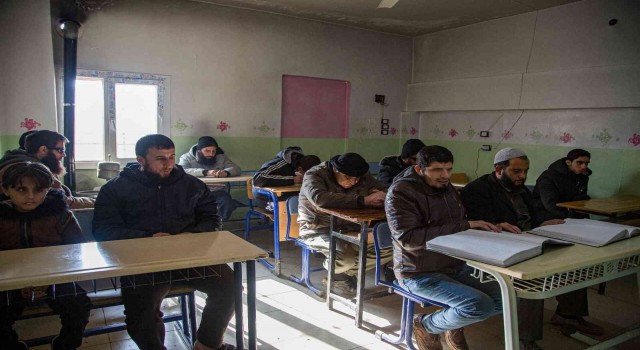 Suriyedeki savaşta gözlerini kaybeden siviller, aldıkları eğitimle yeniden okuyabiliyor