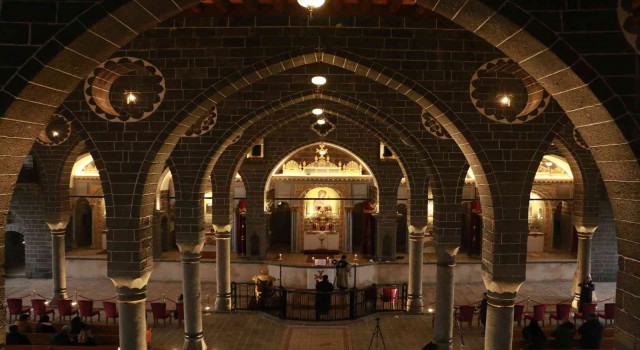 Surp Giragos Ermeni Kilisesinde 8 yıl sonra ilk Noel ayini