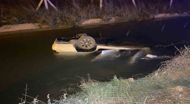 Sürücüsünün direksiyon hakimiyetini kaybettiği otomobil kanala uçtu