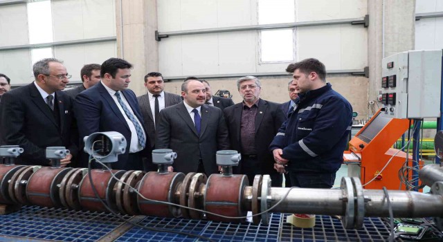 Suyun basıncını ölçüyor, Turcorn olmak için sırada bekliyor