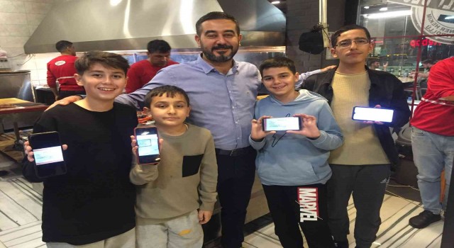 Takdir teşekkür alan öğrencilere Adana usulü hediye