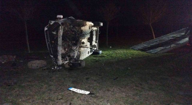 Takla atan araçtaki güvercin araç başından ayrılmadı