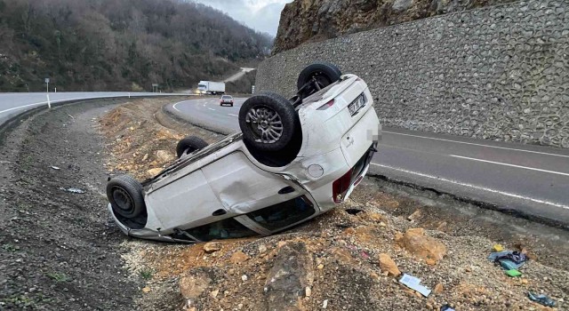 Takla atan otomobilden burunları bile kanamadan çıktılar