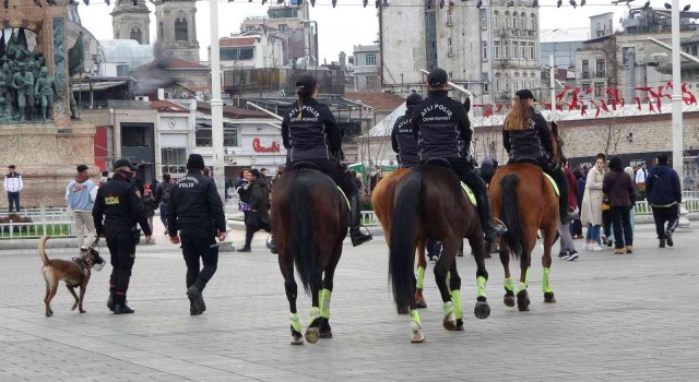 Taksimde atlı polislere yoğun ilgi
