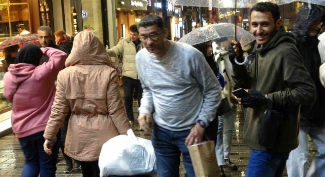 Taksime akşam saatlerinde yağmur sürprizi