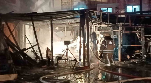 Talatpaşa Mahallesinde çıkan yangında tamirci dükkanı küle döndü