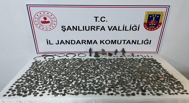 Tarihi eser operasyonunda 6 bronz heykel ile 2 bin 104 sikke ele geçirildi