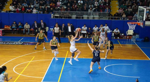 Tarsus Belediyesi Kadın Basketbol Takımı evinde Fenerbahçeyi yendi
