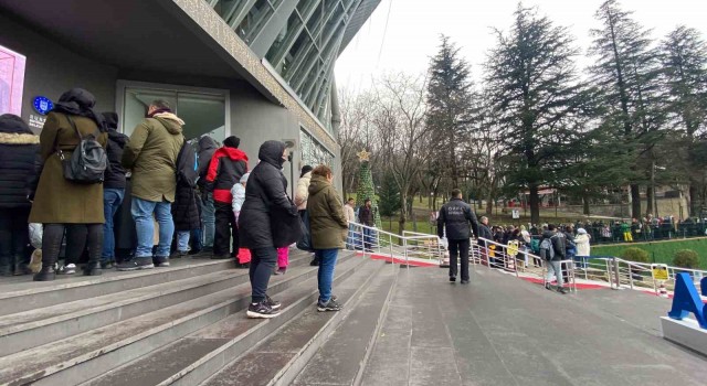 Tatili Uludağda geçirmek isteyen vatandaşlar, teleferikte metrelerce kuyruk oluşturdu