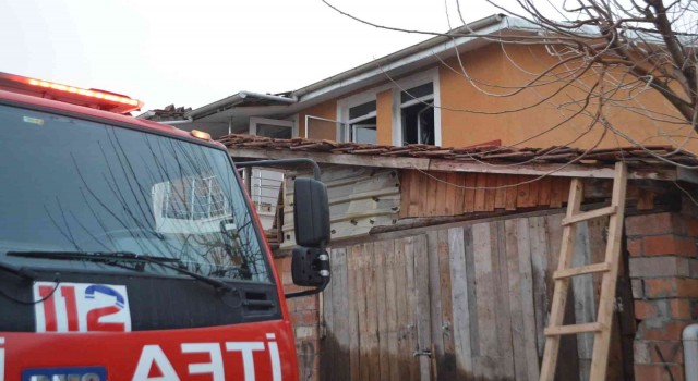 Tavşanlıda 2 katlı evde yangın