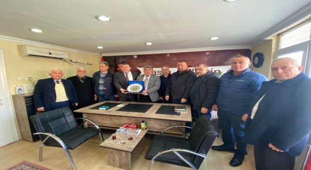 Tekinden gazetecilere plaket