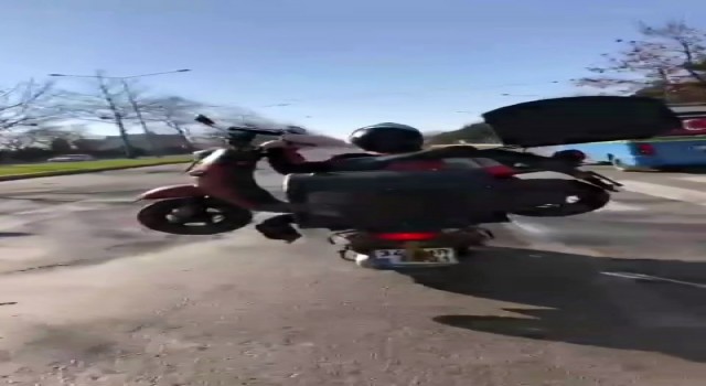 Tekirdağda bir motor kuryenin motor taşıdığı anlar kamerada