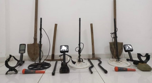 Tekirdağda define arayan 3 kişi suçüstü yakalandı