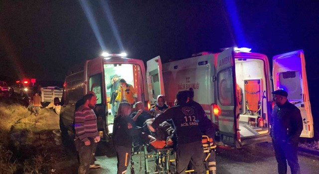 Tekirdağda işçi servisiyle kamyonet kafa kafaya çarpıştı: 1 ölü, 20 yaralı