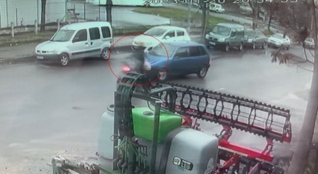 Tekirdağda moto kurye ile otomobilin kafa kafaya çarpıştı